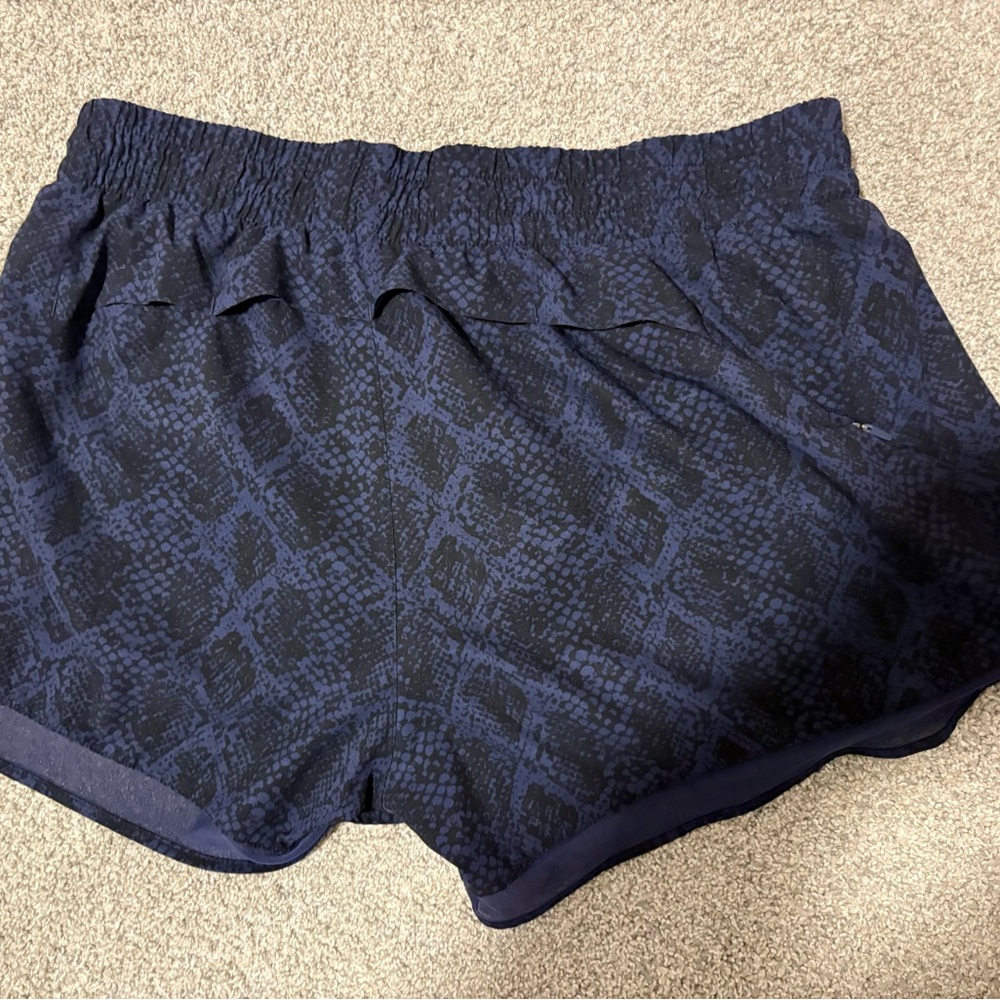 Excellent condition. Like new. Athleta Mesh Racer Run Mid Rise 4” Shorts